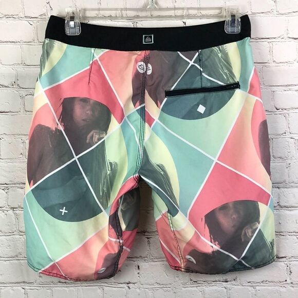 Reef.  Mens multi-color board shorts. Size 32 - Picture 3 of 4